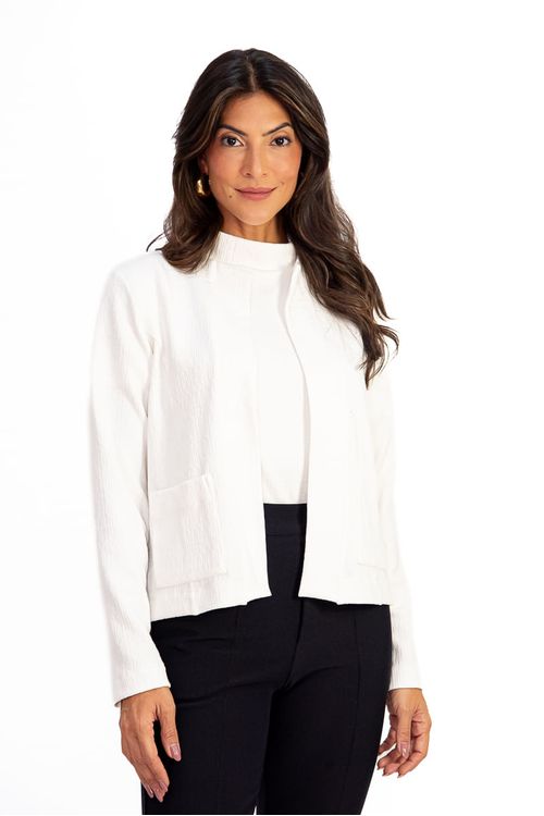 Casaco-off-white-com-pala-larga-e-bolsos-frontais-visto-de-frente.