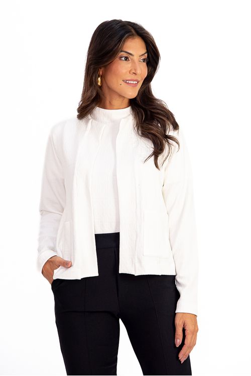 Calca-preta-com-modelagem-cigarrete-confeccionada-em-malha-runway-com-corte-de-alfaiataria.-Possui-bolsos-faca-e-pequenas-fendas-laterais-ideal-para-ocasioes-formais-e-elegantes.