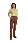 Modelo-vestindo-calca-cigarrete-chocolate-com-blusa-verde-vista-frontal.