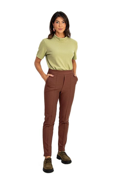 Modelo-vestindo-calca-cigarrete-chocolate-com-blusa-verde-vista-frontal.
