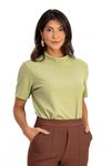 Blusa-feita-de-malha-jacquard-Twiggy-com-gola-alta-e-manga-curta-apresentando-um-design-solido-em-verde-claro.-Ideal-para-ocasioes-casuais-e-praticas.