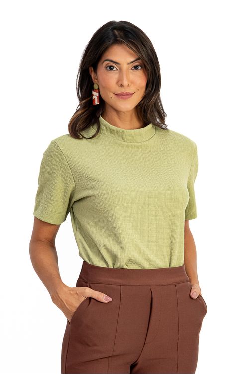 Blusa-feita-de-malha-jacquard-Twiggy-com-gola-alta-e-manga-curta-apresentando-um-design-solido-em-verde-claro.-Ideal-para-ocasioes-casuais-e-praticas.