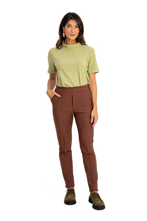 Blusa-feita-de-malha-jacquard-Twiggy-com-gola-alta-e-manga-curta-apresentando-um-design-solido-em-verde-claro.-Ideal-para-ocasioes-casuais-e-praticas.