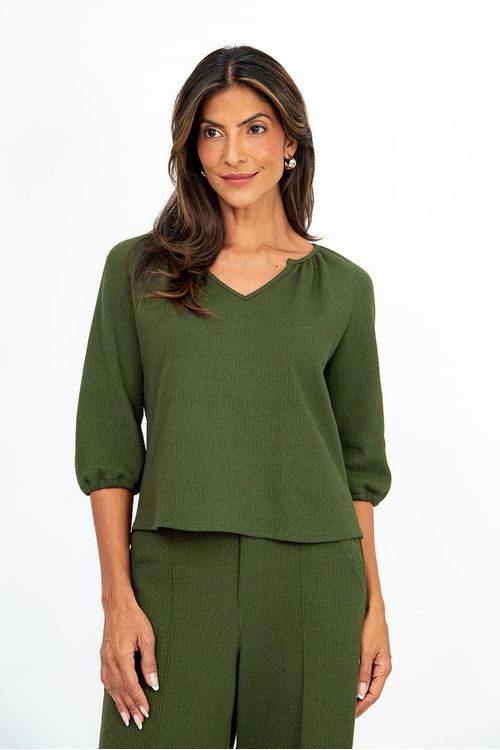 Blusa-manga-bufante-floresta-confeccionada-em-malha-heritage-com-algodăo-poliester-e-elastano.-Apresenta-decote-canoa-com-V-franzida-mangas-3-4-bufantes-com-punho-elastico-e-comprimento-ate-a-cintura.-Ideal-para-ocasiőes-casuais-e-semi-formais.