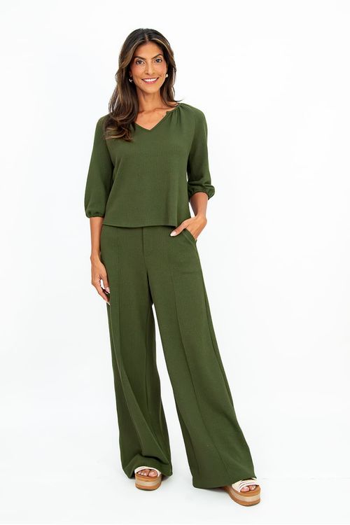Blusa-manga-bufante-floresta-confeccionada-em-malha-heritage-com-algodăo-poliester-e-elastano.-Apresenta-decote-canoa-com-V-franzida-mangas-3-4-bufantes-com-punho-elastico-e-comprimento-ate-a-cintura.-Ideal-para-ocasiőes-casuais-e-semi-formais.