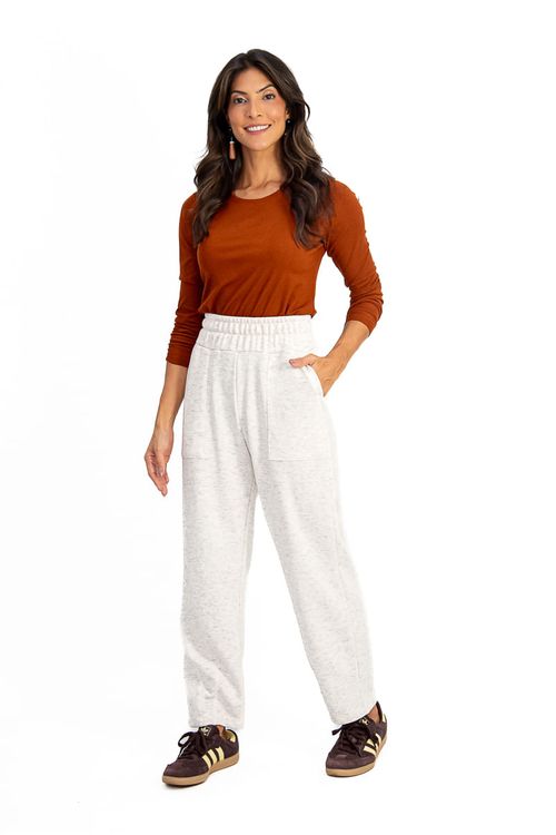 Modelo-vestindo-calca-jogging-cinza-com-blusa-terracota-vista-frontal.