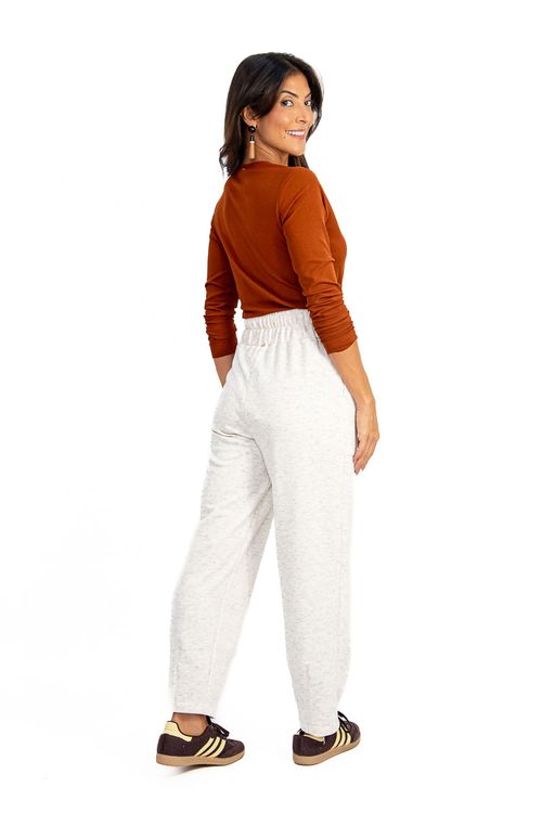 Modelo-vestindo-calca-jogging-cinza-com-blusa-terracota-vista-lateral.