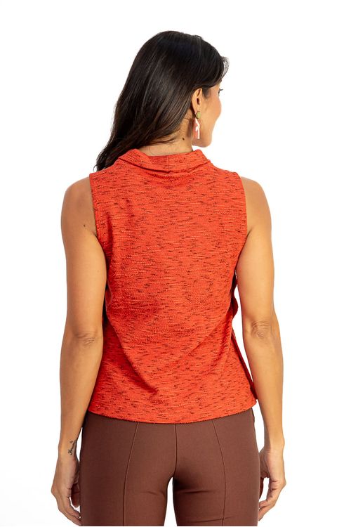 Vista traseira da blusa sem mangas com gola alta dobrada em tecido tweed galatic.