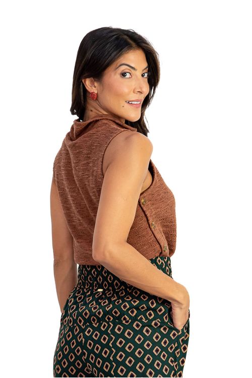 Vista-lateral-da-blusa-mostrando-os-botoes-decorativos-nas-laterais.