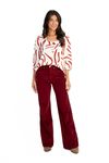 Calca-wide-leg-feita-de-veludo-canelado-na-cor-vinho-com-design-moderno-e-elegante.-Possui-bolsos-frontais-e-traseiros-cos-alto-e-barra-com-acabamento-aplicado.-Ideal-para-ocasioes-casuais-e-sofisticadas.
