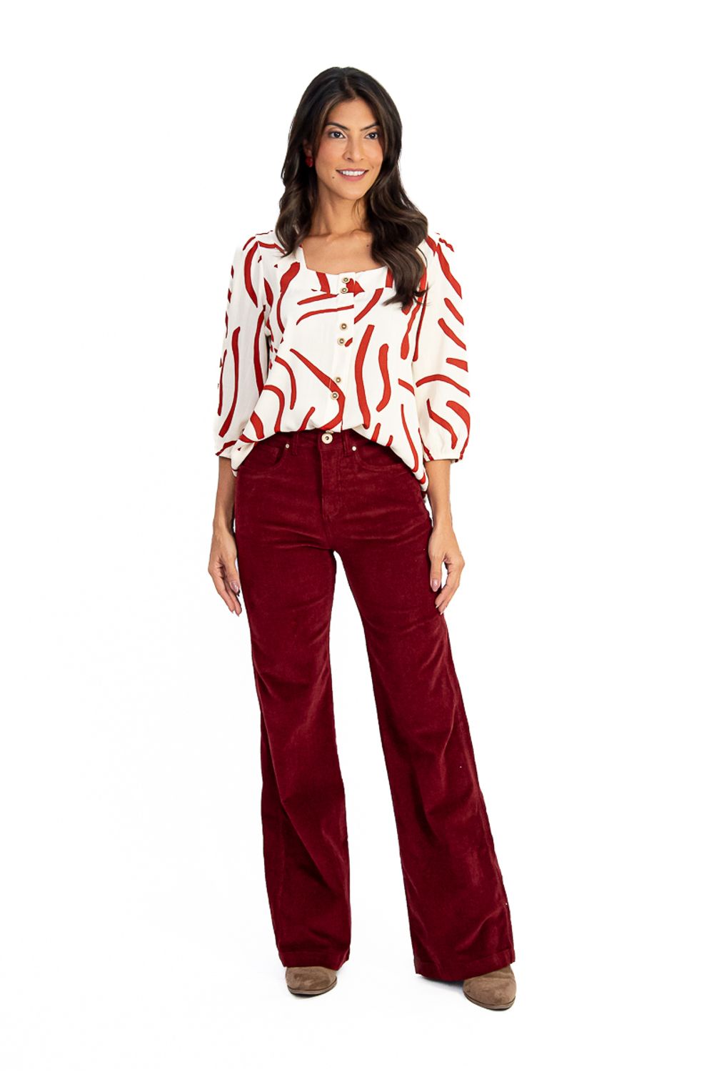 Calca-wide-leg-feita-de-veludo-canelado-na-cor-vinho-com-design-moderno-e-elegante.-Possui-bolsos-frontais-e-traseiros-cos-alto-e-barra-com-acabamento-aplicado.-Ideal-para-ocasioes-casuais-e-sofisticadas.