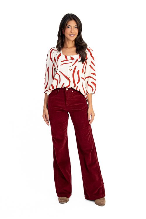 Calca-wide-leg-feita-de-veludo-canelado-na-cor-vinho-com-design-moderno-e-elegante.-Possui-bolsos-frontais-e-traseiros-cos-alto-e-barra-com-acabamento-aplicado.-Ideal-para-ocasioes-casuais-e-sofisticadas.