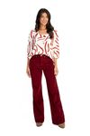 Calca-wide-leg-feita-de-veludo-canelado-na-cor-vinho-com-design-moderno-e-elegante.-Possui-bolsos-frontais-e-traseiros-cos-alto-e-barra-com-acabamento-aplicado.-Ideal-para-ocasioes-casuais-e-sofisticadas.