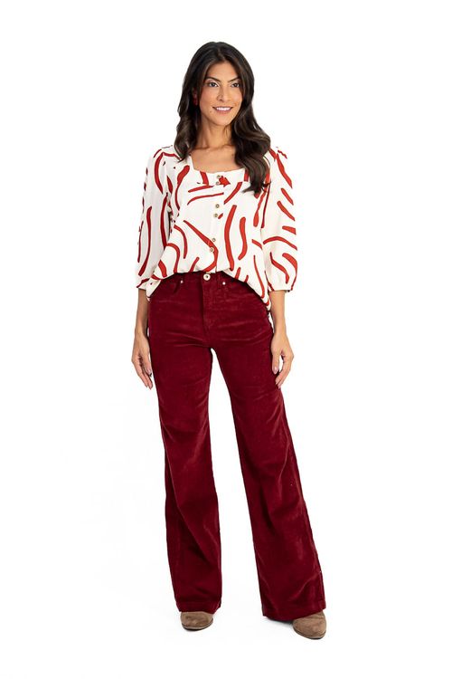 Calca-wide-leg-feita-de-veludo-canelado-na-cor-vinho-com-design-moderno-e-elegante.-Possui-bolsos-frontais-e-traseiros-cos-alto-e-barra-com-acabamento-aplicado.-Ideal-para-ocasioes-casuais-e-sofisticadas.