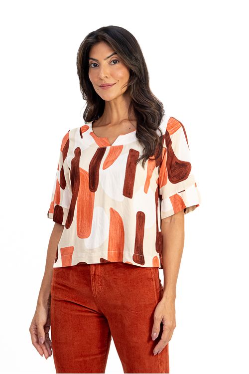 BLUSA-E-FEITA-DE-TECIDO-PLANO-EM-VISCOSE-SLUB-COM-ESTAMPA-GAL.-TEM-DECOTE-CANOA-PALA-LARGA-COM-V-MEIA-MANGA-E-PUNHO-COM-PEQUENA-ABERTURA.