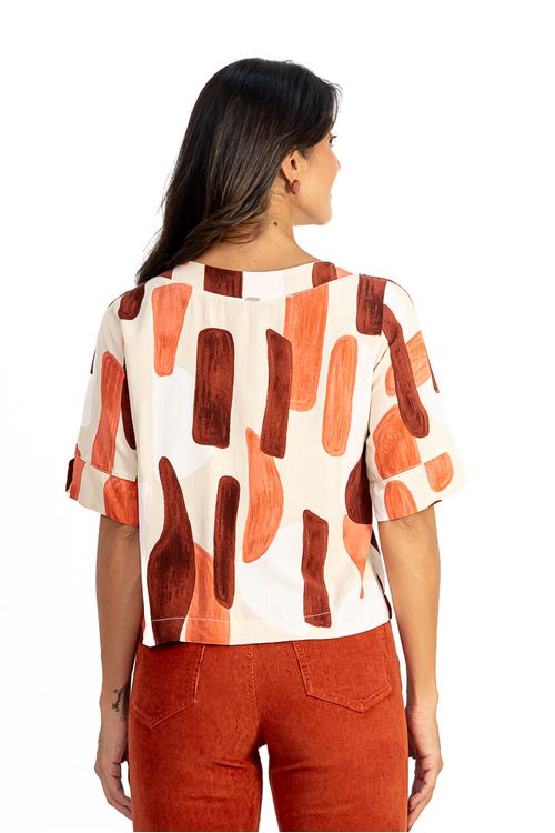 BLUSA-E-FEITA-DE-TECIDO-PLANO-EM-VISCOSE-SLUB-COM-ESTAMPA-GAL.-TEM-DECOTE-CANOA-PALA-LARGA-COM-V-MEIA-MANGA-E-PUNHO-COM-PEQUENA-ABERTURA.