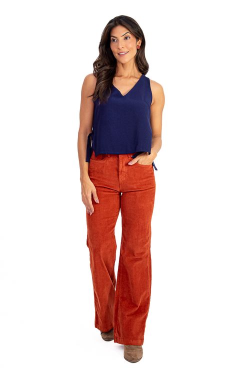 COLETE-MODELAGEM-CROPPED-FEITA-DE-TECIDO-PLANO-ALFAIATARIA-TWILL-CELL-SUPERSTAR-EM-VISCOSE-E-POLIESTER.-TEM-DECOTE-EM-V-SEM-MANGA-E-ABERTURA-COM-AMARRACAO-LATERAL