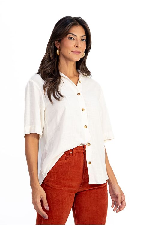 Chemise-Ipanema-Off-White-com-gola-classica-e-meia-manga-vista-frontal.