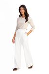 Modelo-vestindo-calca-pantalona-texturizada-off-white-com-blusa-bege-vista-frontal.