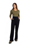 Modelo vestindo calça pantalona preta texturizada com blusa verde oliva, vista frontal.
