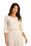 Blusa de malha viscose baunilha com decote canoa e mangas 3/4, vista frontal.