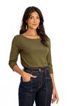 Blusa de malha viscose verde militar com decote canoa e manga 3/4, vista frontal.