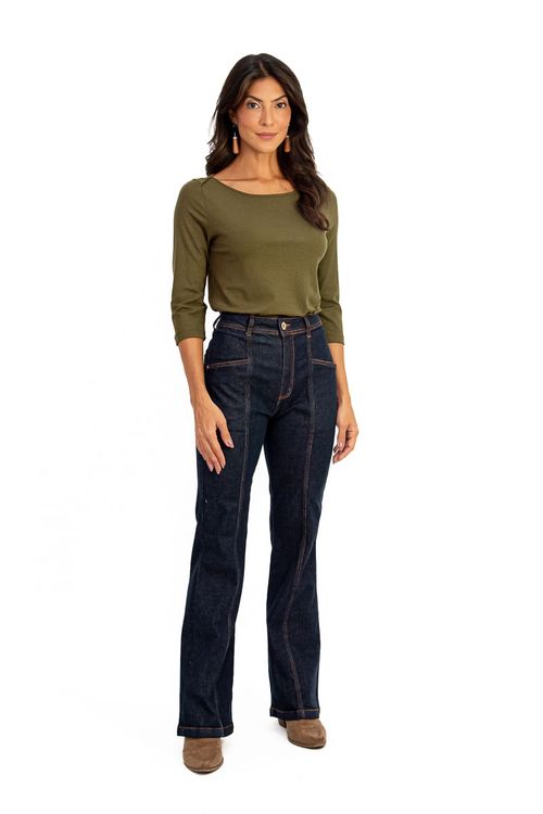 Modelo vestindo blusa verde militar com detalhe de botőes no ombro e calça jeans.
