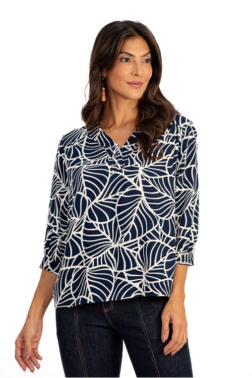 BATA-FEITA-DE-TECIDO-PLANO-EM-VISCOSE-COM-ESTAMPA-FOLHAS-VITRAL-DECOTE-V-PESPONTO-MANGA-3-4-PUNHO-BOTAO
