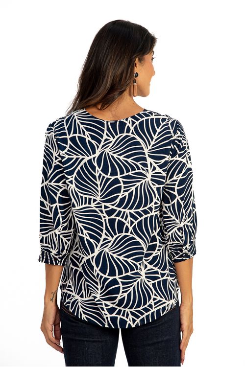 BATA-FEITA-DE-TECIDO-PLANO-EM-VISCOSE-COM-ESTAMPA-FOLHAS-VITRAL-DECOTE-V-PESPONTO-MANGA-3-4-PUNHO-BOTAO