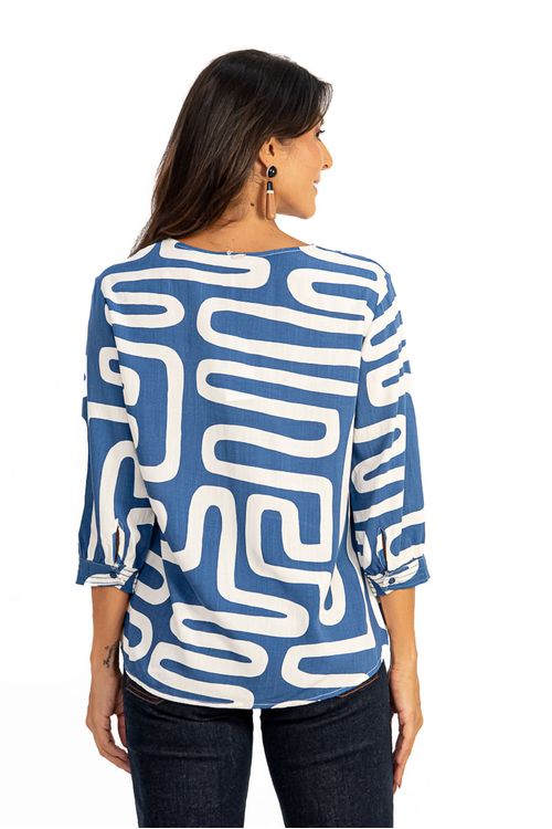Vista-traseira-da-bata-estampada-azul-claro-com-padrao-geometrico-destacando-o-design-das-costas.