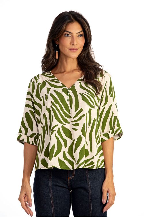BLUSA-FEITA-DE-TECIDO-PLANO-EM-VISCOSE-SLUB-COM-ESTAMPA-ORGANICA.-TEM-DECOTE-EM-V-COM-BOTOES-OMBRO-FRANZIDO-E-MEIA-MANGA-DOBRADA