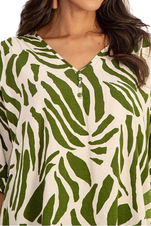 BLUSA-FEITA-DE-TECIDO-PLANO-EM-VISCOSE-SLUB-COM-ESTAMPA-ORGANICA.-TEM-DECOTE-EM-V-COM-BOTOES-OMBRO-FRANZIDO-E-MEIA-MANGA-DOBRADA