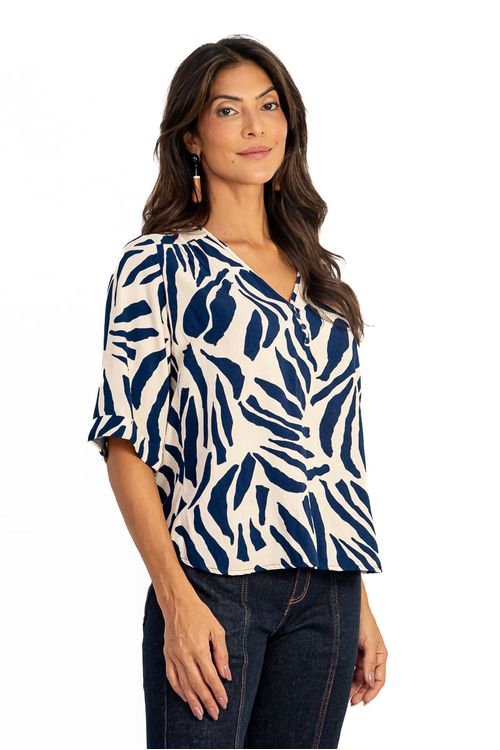 BLUSA-FEITA-DE-TECIDO-PLANO-EM-VISCOSE-SLUB-COM-ESTAMPA-ORGANICA.-TEM-DECOTE-EM-V-COM-BOTOES-OMBRO-FRANZIDO-E-MEIA-MANGA-DOBRADA