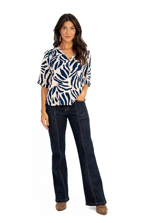 BLUSA-FEITA-DE-TECIDO-PLANO-EM-VISCOSE-SLUB-COM-ESTAMPA-ORGANICA.-TEM-DECOTE-EM-V-COM-BOTOES-OMBRO-FRANZIDO-E-MEIA-MANGA-DOBRADA