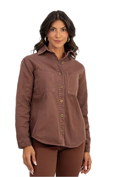 JAQUETA-FEITA-DE-SARJA-DELFI-100--ALGODAO-MODELAGEM-ESTILO-CAMISA.-TEM-MAXI-BOLSOS-BARRA-FRALDADA-E-MANGA-LONGA-.
