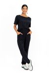 Calca-jogging-texturizada-preta-feita-de-malha-em-viscose-flame-com-cos-elastico-largo-dois-bolsos-frontais-e-barra-franzida-com-elastico.-Ideal-para-ocasioes-casuais-e-descontraida