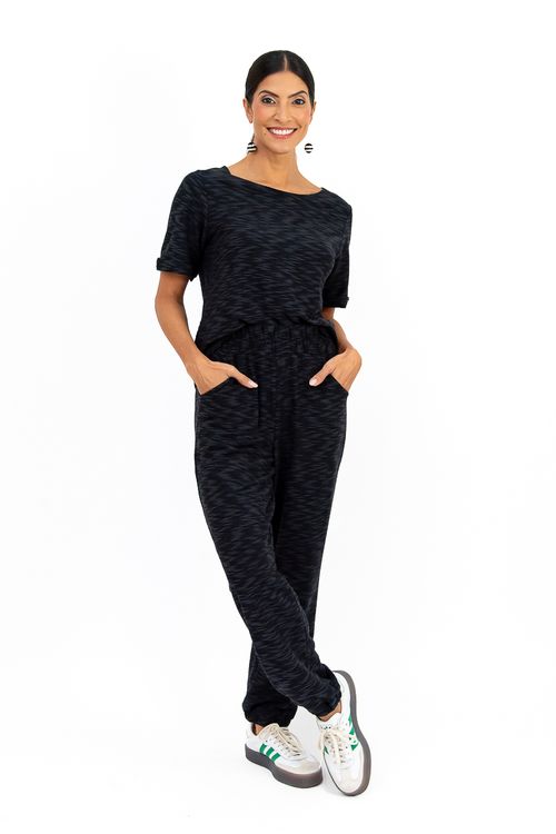 Calca-jogging-texturizada-preta-feita-de-malha-em-viscose-flame-com-cos-elastico-largo-dois-bolsos-frontais-e-barra-franzida-com-elastico.-Ideal-para-ocasioes-casuais-e-descontraida