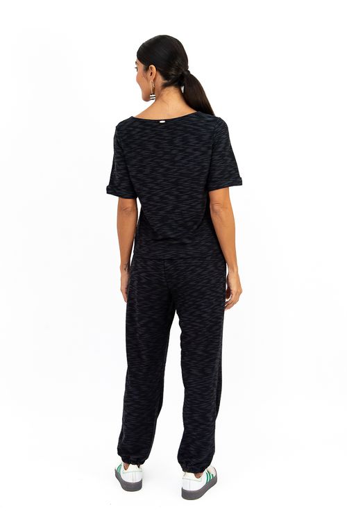 Calca-jogging-texturizada-preta-feita-de-malha-em-viscose-flame-com-cos-elastico-largo-dois-bolsos-frontais-e-barra-franzida-com-elastico.-Ideal-para-ocasioes-casuais-e-descontraida