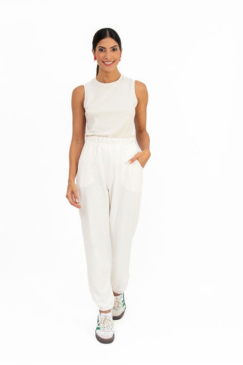 Calca-jogging-texturizada-em-off-white-confeccionada-em-malha-de-viscose-flame.-Apresenta-cos-com-elastico-largo-dois-bolsos-frontais-e-barra-franzida-com-elastico-proporcionando-conforto-e-estilo-casual.