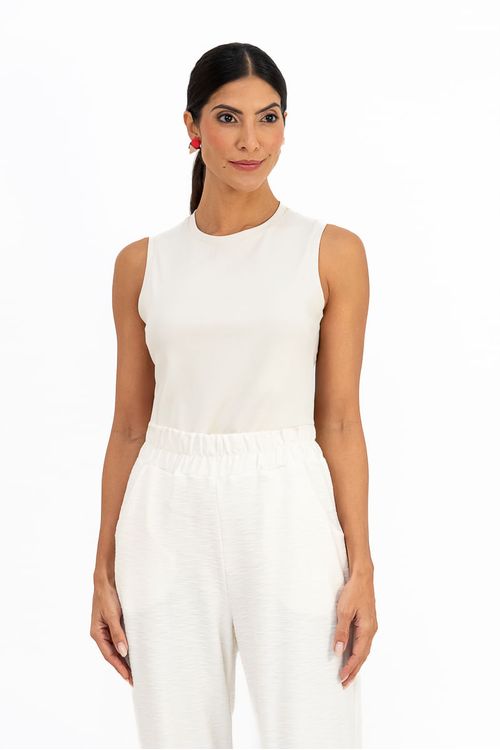Calca-jogging-texturizada-em-off-white-confeccionada-em-malha-de-viscose-flame.-Apresenta-cos-com-elastico-largo-dois-bolsos-frontais-e-barra-franzida-com-elastico-proporcionando-conforto-e-estilo-casual.