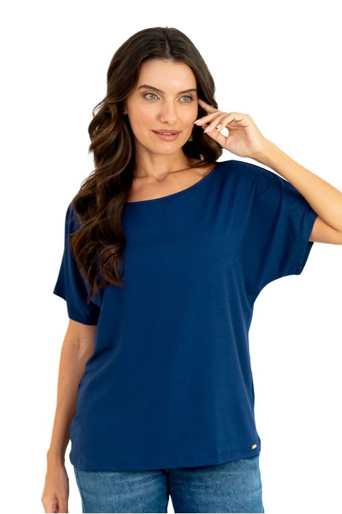 A-BLUSA-MORCEGO-BASICA-URCA-E-FEITA-EM-MALHA-VISUP-TEM-DECOTE-CANOA-E-MEIA-MANGA.