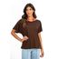 Blusa básica de cor café com decote canoa e mangas morcego, vista frontal.