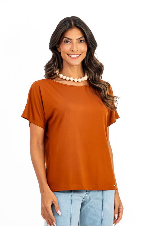 A-BLUSA-MORCEGO-BASICA-URCA-E-FEITA-EM-MALHA-VISUP-TEM-DECOTE-CANOA-E-MEIA-MANGA.