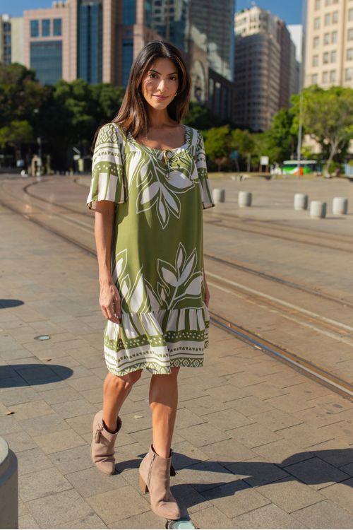 ENCANTE-COM-LEVEZA-E-ESTILO--VESTIDO-LONGUETE-CONFECCIONADO-EM-TECIDO-DE-VISCOSE-BARRADA-COM-TOQUE-LEVE-E-FLUIDO-COM-ESTAMPA-GARDEN.-TEM-DECOTE-QUADRADO-COM-AMARRACAO-COM-PONTEIRAS-METALIZADAS-MEIA-MANGA-GODE-PROPORCIONAM-MOVIMENTO-E-FEMINILIDADE.-A-BARRA-FRANZIDA-ADICIONA-UM-CAIMENTO-SOLTINHO-E-SOFISTICADO-PERFEITO-PARA-COMPOR-LOOKS-CASUAIS-OU-OCASIOES-ESPECIAIS-COM-MUITO-CONFORTO-E-ELEGANCIA.