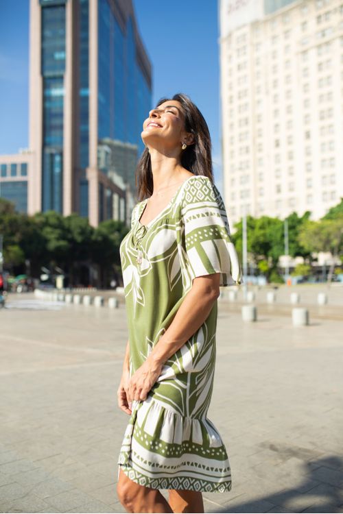 ENCANTE-COM-LEVEZA-E-ESTILO--VESTIDO-LONGUETE-CONFECCIONADO-EM-TECIDO-DE-VISCOSE-BARRADA-COM-TOQUE-LEVE-E-FLUIDO-COM-ESTAMPA-GARDEN.-TEM-DECOTE-QUADRADO-COM-AMARRACAO-COM-PONTEIRAS-METALIZADAS-MEIA-MANGA-GODE-PROPORCIONAM-MOVIMENTO-E-FEMINILIDADE.-A-BARRA-FRANZIDA-ADICIONA-UM-CAIMENTO-SOLTINHO-E-SOFISTICADO-PERFEITO-PARA-COMPOR-LOOKS-CASUAIS-OU-OCASIOES-ESPECIAIS-COM-MUITO-CONFORTO-E-ELEGANCIA.