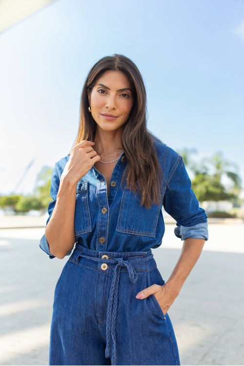 CALCA-WIDE-LEG-EM-TECIDO-INDIGO-COM-CINTO-TRANCADO-ATEMPORAL-E-CHEIA-DE-ESTILO-ESSA-CALCA-WIDE-LEG-E-CONFECCIONADA-EM-TECIDO-INDIGO-DE-ALTA-QUALIDADE-QUE-GARANTE-CONFORTO-E-CAIMENTO-IMPECAVEL.-POSSUI-DOIS-BOLSOS-FACA-FRONTAIS-DOIS-BOLSOS-TRASEIROS-E-ACOMPANHA-UM-CINTO-TRANCADO-QUE-VALORIZA-AINDA-MAIS-A-SILHUETA.-PERFEITA-PARA-COMPOR-LOOKS-MODERNOS-E-VERSATEIS-DO-DIA-A-DIA-A-NOITE-