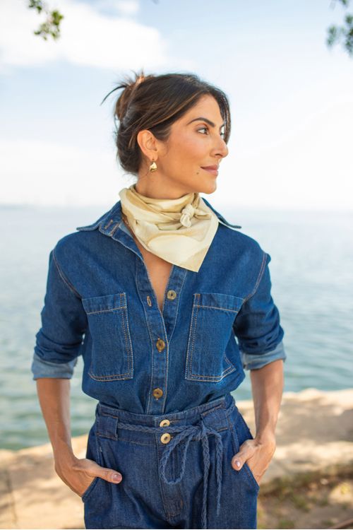 Jaqueta-jeans-confeccionada-em-100--algodao-com-modelagem-estilo-camisa.-Apresenta-maxi-bolsos-barra-fraldada-e-mangas-longas-ideal-para-compor-looks-casuais-e-modernos.