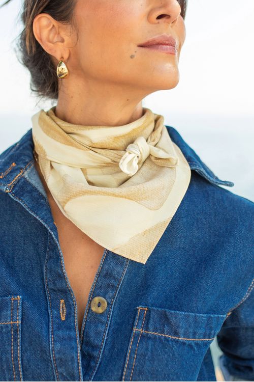 LENCO-EM-VISCOSE-COM-ESTAMPA-AREAL-CONFECCIONADO-EM-TECIDO-PLANO-DE-VISCOSE-LEVE-E-MACIA-ESTE-LENCO-TRAZ-ESTAMPA-AREAL-PERFEITA-PARA-DAR-UM-TOQUE-SOFISTICADO-E-MODERNO-AOS-SEUS-LOOKS.-VERSATIL-PODE-SER-USADO-COMO-ACESSORIO-NO-PESCOCO-E-CABELO.-IDEAL-PARA-COMPOR-PRODUCOES-ESTILOSAS-EM-TODAS-AS-ESTACOES.
