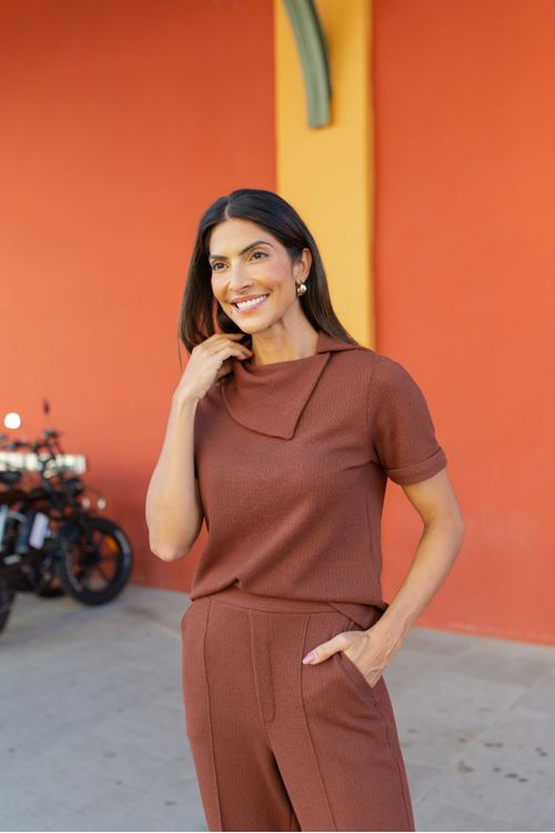 BLUSA-EM-MALHA-HERITAGE-COM-MAXI-GOLA-VIRADA-CONFECCIONADA-EM-MALHA-HERITAGE-ESSA-BLUSA-UNE-CONFORTO-E-ESTILO-EM-UMA-PECA-VERSATIL.-POSSUI-MAXI-GOLA-VIRADA-QUE-VALORIZA-O-COLO-MEIA-MANGA-COM-PUNHOS-DOBRADOS-QUE-ADICIONAM-UM-TOQUE-MODERNO-AO-VISUAL.-IDEAL-PARA-COMPOR-LOOKS-CASUAIS-COM-SOFISTICACAO.
