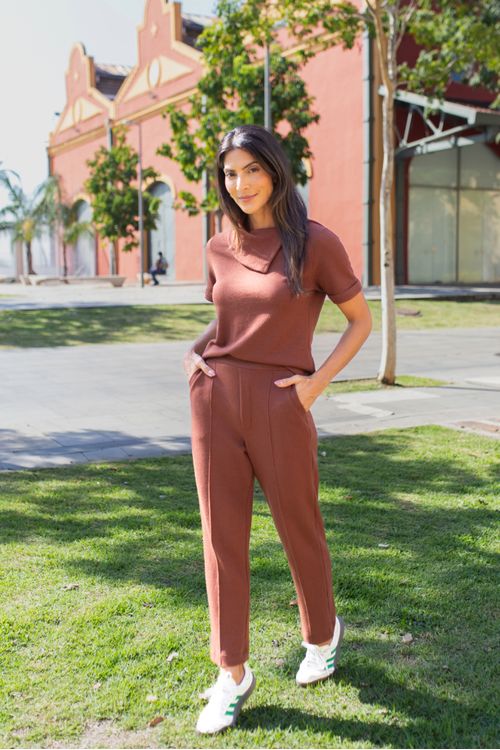 CALCA-JOGGING-EM-MALHA-HERITAGE-CONFORTO-E-ESTILO-NO-MESMO-LOOK--CONFECCIONADA-EM-MALHA-HERITAGE-DE-TOQUE-MACIO-ESTA-CALCA-JOGGING-TRAZ-COS-COM-ELASTICO-NAS-COSTAS-GARANTINDO-AJUSTE-PERFEITO-AO-CORPO.-POSSUI-NERVURA-FRONTAL-QUE-ALONGA-A-SILHUETA-BOLSO-FACA-FUNCIONAL-E-ZIPER-FALSO-PARA-UM-VISUAL-MODERNO-COM-PRATICIDADE.-PERFEITA-PARA-PRODUCOES-CASUAIS-E-ELEGANTES-NO-DIA-A-DIA.